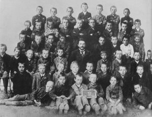 Адольф Гітлер з однокласниками.