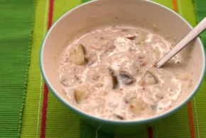 Вівсяна каша з молоком та шматочками фруктів