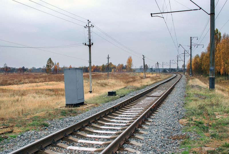 Залізнична колія з бетонними шпалами в Чернігівській області, Україна.