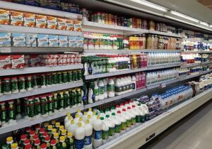 Молоко в різній упаковці в супермаркеті міста Дубай