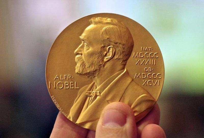 Нобелівська золота медаль з зображенням Альфреда Нобеля.