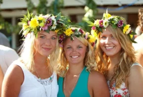 Місцеві дівчата на святі під назвою Midsommar
