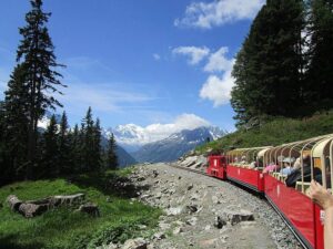 Екскурсійний потяг в Альпах