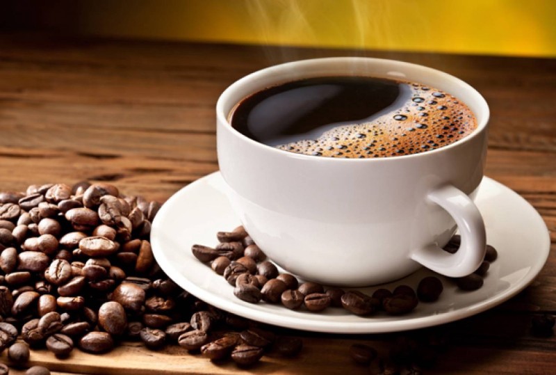 Чашка кави і кавові зерна.
