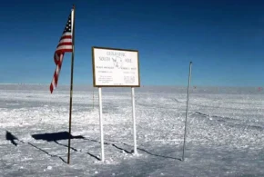 Табличка, що позначає географічний Південний полюс