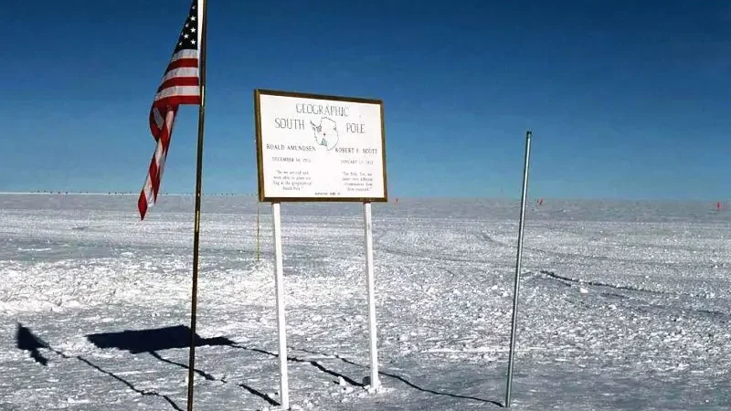 Табличка, що позначає географічний Південний полюс
