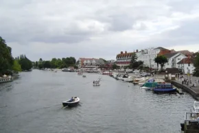 Вид на річку Темзу в місті Хенлі-он-Темс