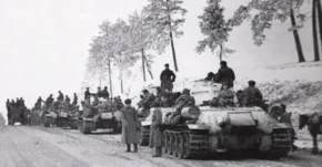 Радянські танки Т-34 чекають наказу просуватися вперед