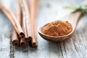 Мелений порошок кориці та палички кориці