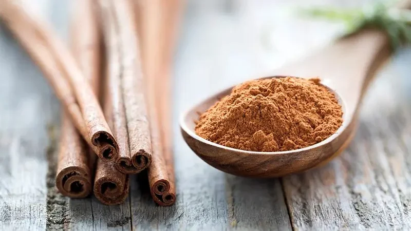 Мелений порошок кориці та палички кориці
