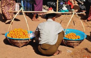 Постачальник мандаринів на ринку у Баго