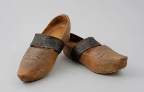 Сабо з деревини зі шкіряним ремінцем