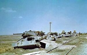 Залишки ешелону з танками Т-34-76, розбитого німецькою авіацією