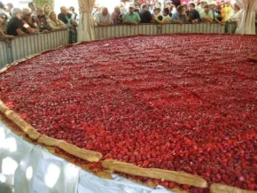 Полуничний пиріг діаметром 8 метрів