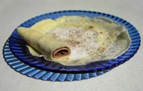 Цукор і кориця на змащених маслом млинцях