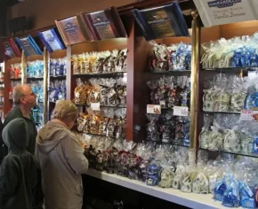 Магазин шоколаду компанії "Ghirardelli"