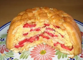 Полунична шарлотка