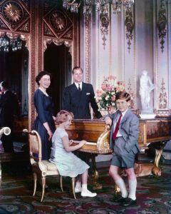 Королева Єлизавета II, герцог Единбурзький Філіп, принц Чарльз і принцеса Анна
