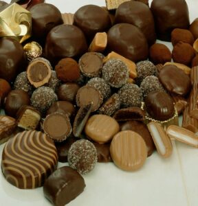 Шоколадні цукерки з різними начинками.