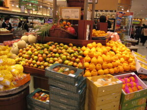 Цитрусові та інші фрукти в супермаркеті Сеула