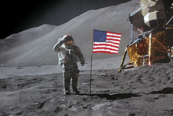 Пілот місячного модуля «Аполлон-15» Д.Ірвін салютує прапору США