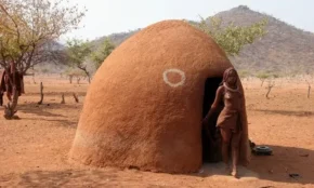 Намібія. Дівчина з племені хімба біля свого дому