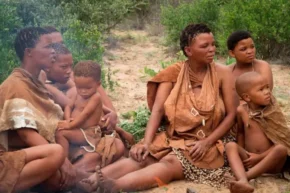 Бушмени в пустелі Калахарі Бушмени в пустелі Калахарі