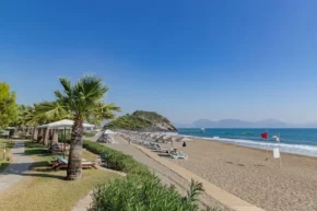 Узбережжя Егейського моря в Сарігерме, Туреччина Узбережжя Егейського моря в Сарігерме, Туреччина