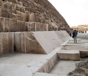 Залишки облицювання піраміди Хеопса і бруківки