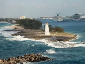 Маяк на острові Парадайз в Нассау Маяк на острові Парадайз в Нассау