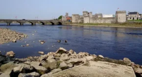 Замок King John's на річці Шеннон у місті Лімерік