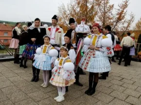 Демонстрація традиційних селянських, святкових та дитячих костюмів