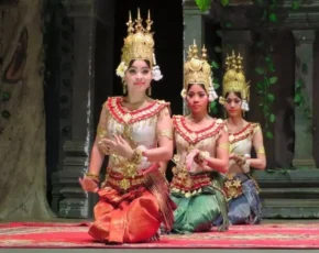 Виконання класичного кхмерського танцю Виконання класичного кхмерського танцю