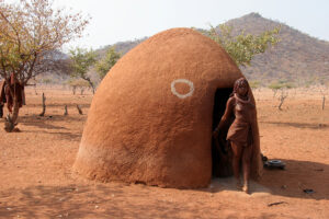 Намібія. Дівчина з племені хімба біля свого будинку
