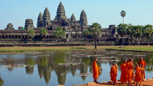 Буддійські ченці перед Ангкор-Ватом.