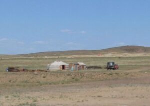 Юрта в пустелі Гобі в Монголії.