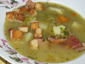 Гороховий суп з сухариками