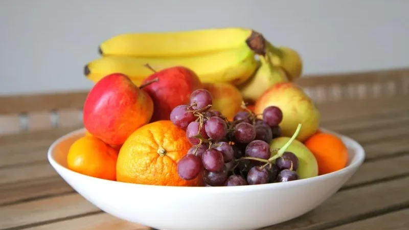 Тарілка з різноманітними свіжими фруктами