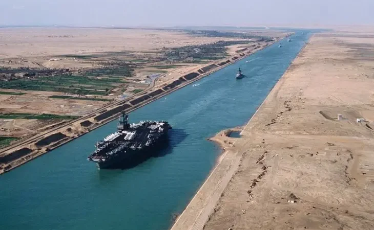 Авіаносець USS AMERICA (CV 66) під час транзиту через Суецький канал