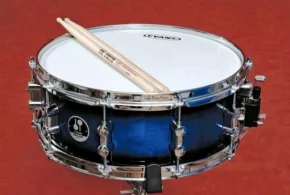 Класичний вигляд звичайного барабана з двома паличками