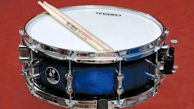 Класичний вигляд звичайного барабана з двома паличками