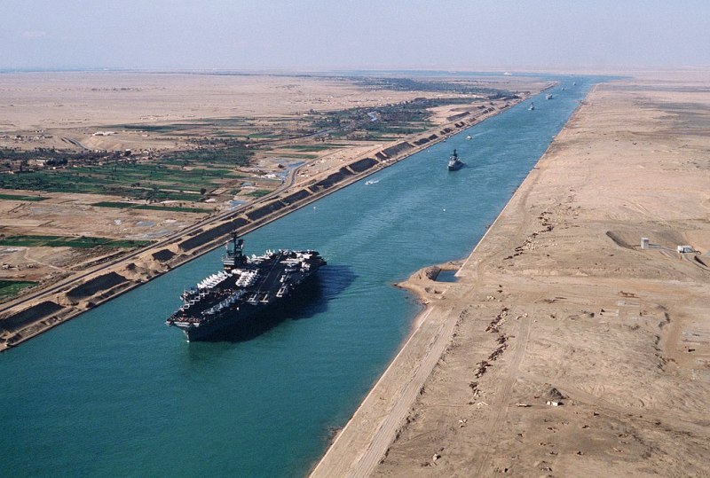 Авіаносець USS AMERICA (CV 66) під час транзиту через Суецький канал