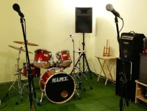 Сучасна ударна установка з барабанами і тарілками