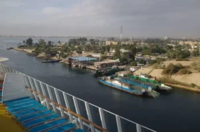 Суецький канал в районі міста Ісмаїлія