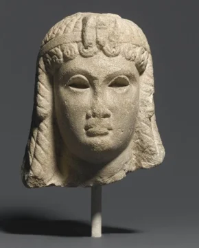 Фрагмент статуї єгипетської цариці