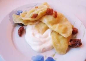 Вареники зі сметаною та шкварками