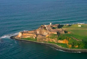 Форт Сан-Феліпе-дель-Морро на березі Карибського моря