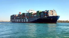 Контейнеровоз CMA CGM Арканзас в Суецькому каналі