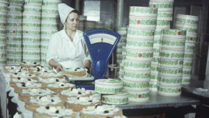 Зважування і пакування Київських тортів у радянські часи.