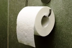 Рулон туалетного паперу на тримачі